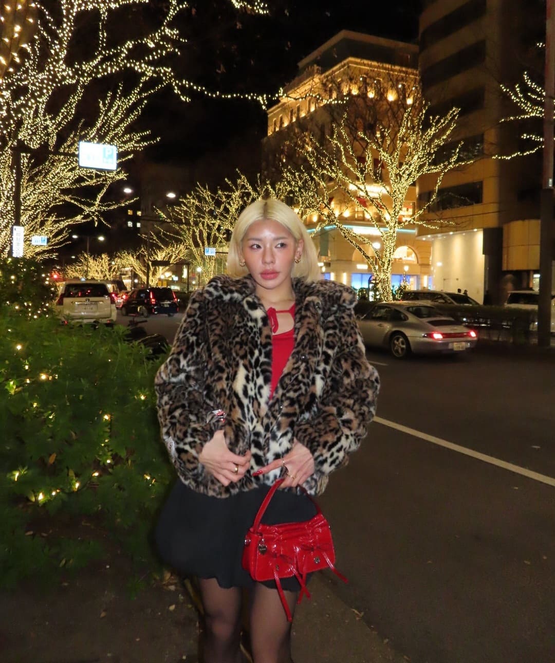 大人気Youtuberが可愛すぎる冬服でイルミネーションを楽しむ「服装クリスマス仕様で可愛すぎる」