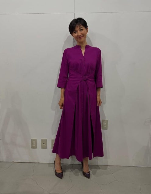 圧巻の美！菊川怜が鮮やか紫パンツスタイルを披露