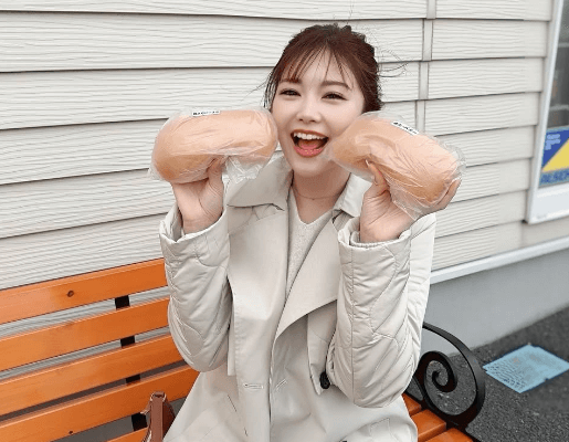 「かわいい〜」人気モデル、岩手観光で見せた”パン・グリグリショット”が可愛すぎと話題に「デニムコーデいい」