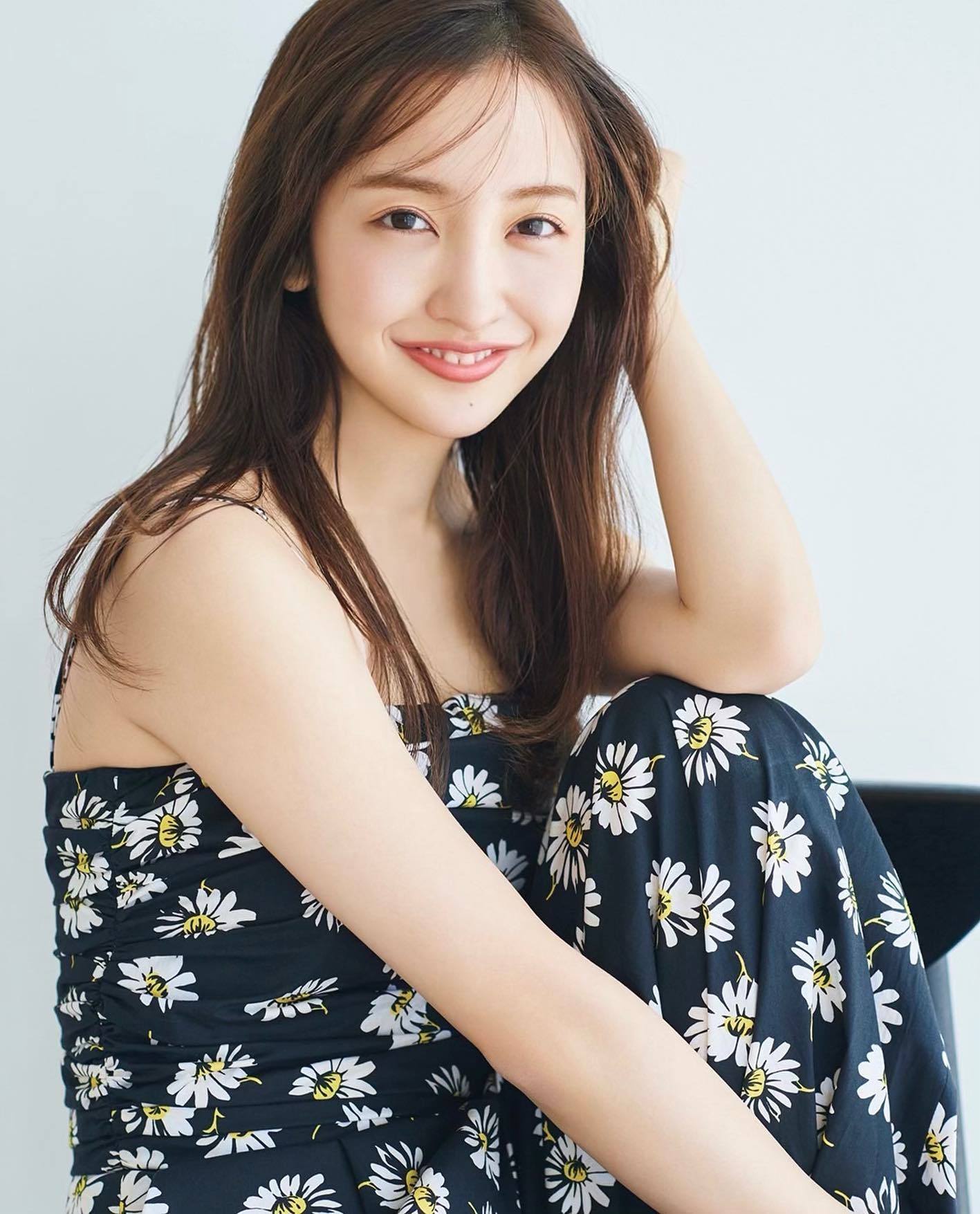 板野友美さん、“ジャンプスーツ”を華麗に着こなす『ON/OFF』両ショットが話題
