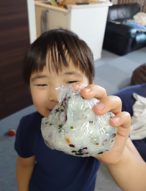 山田花子さんが次男作『サメの口』おにぎりを公開🦈「芸術的なおにぎりやね😂」