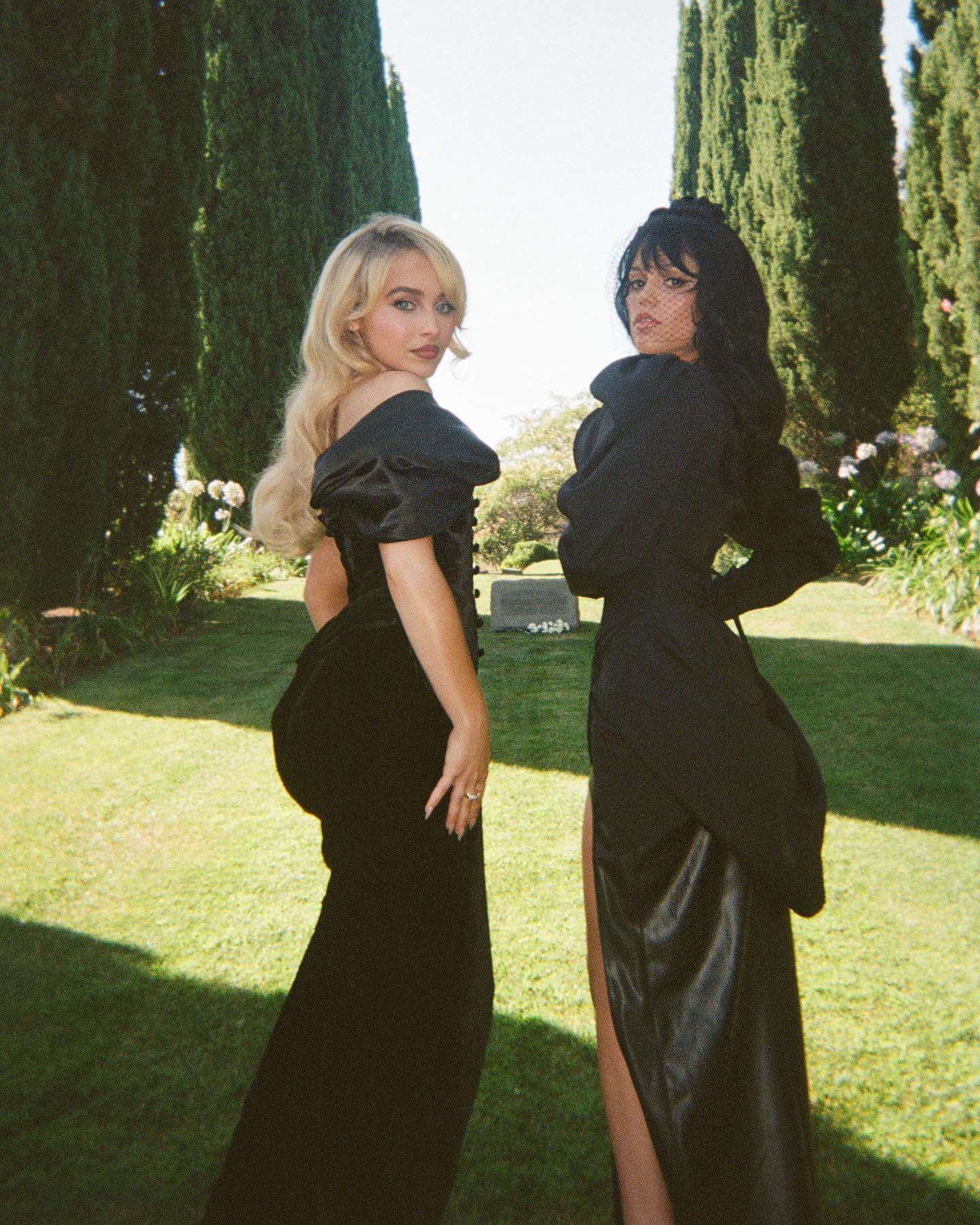 大人気アメリカンシンガー　サブリナ・カーペンターが新曲のオフショットを大公開！