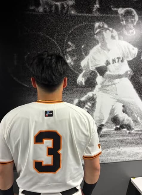 巨人・浅野翔吾が怪我から復帰! 逞しい「背番号3」の背中を披露!