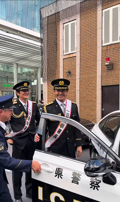 伊藤英明、神奈川県警で一日警察署長に就任　パトカー体験に反響