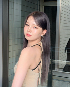 日韓で大人気の某アイドルの肩出し姫写真にファンが発作寸前。