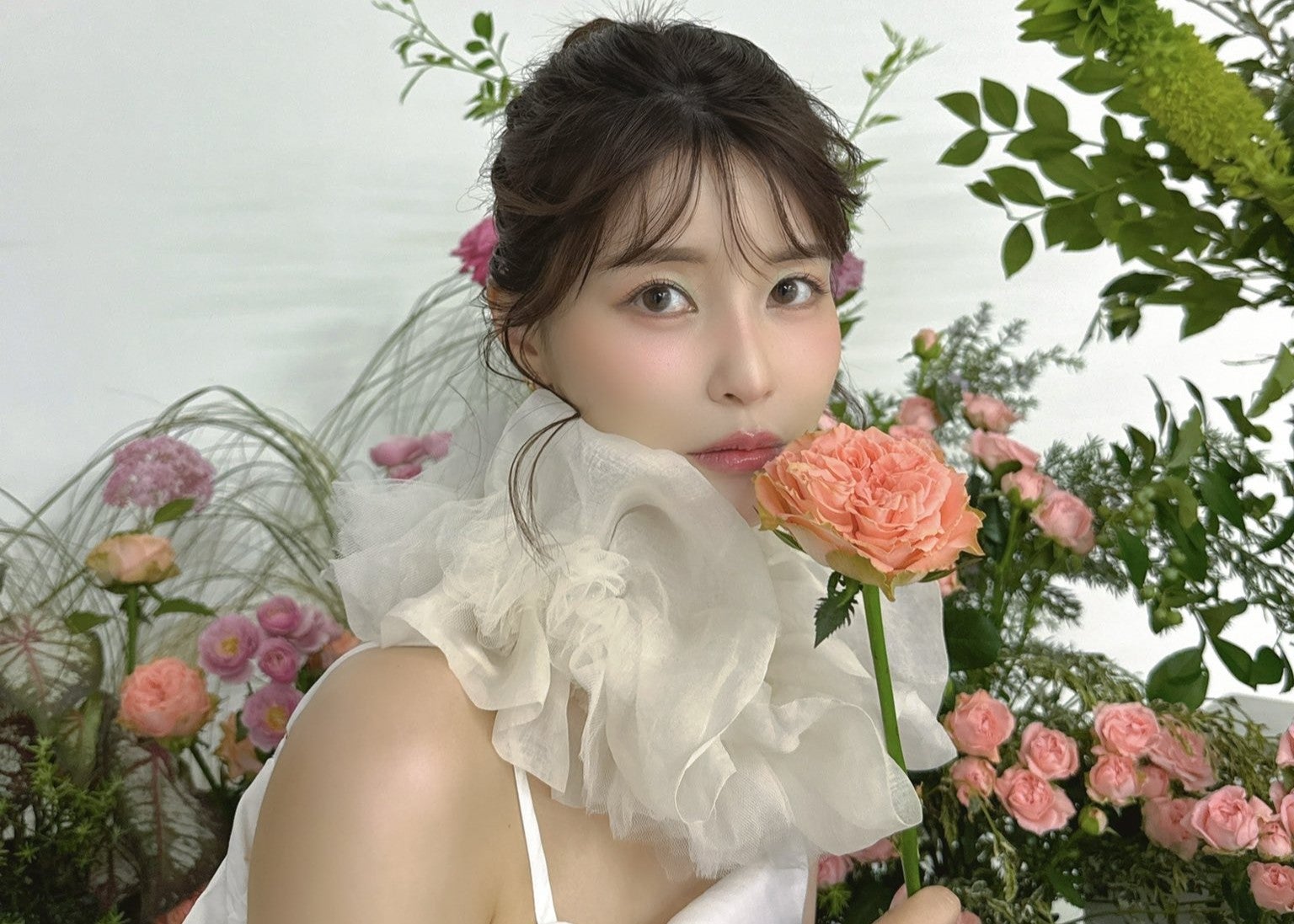 グラドル・岸明日香が華やかな撮影ショット公開　花に囲まれた優美な1枚に反響