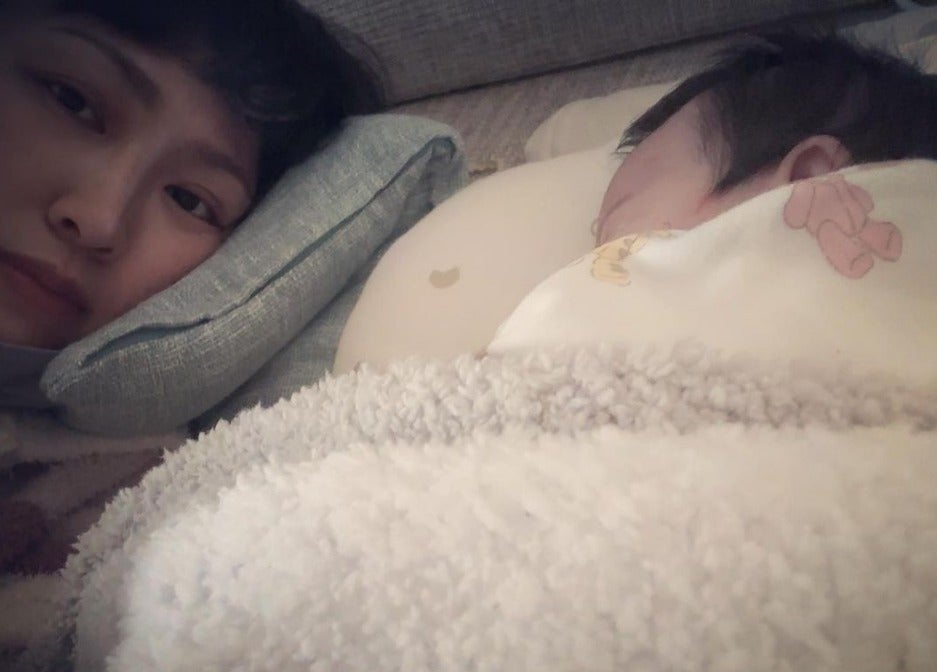 丸山桂里奈が生まれたての長女との2S公開💓