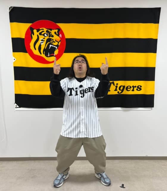 ロッチ中岡「今年の阪神はめちゃくちゃ強い！」と中岡お決まりのポーズを披露