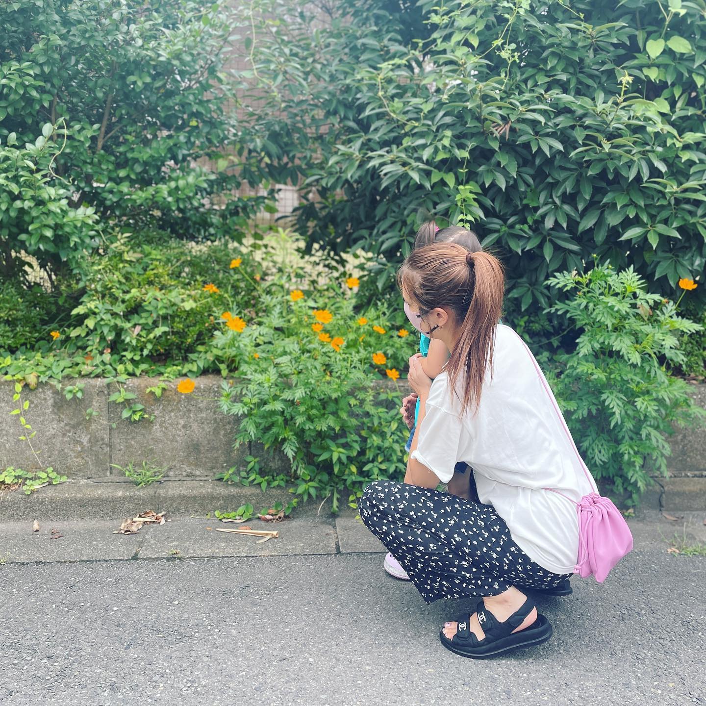 丸高愛実さん娘とおそろいのヘアスタイルでお散歩☀️ハグショットも💕