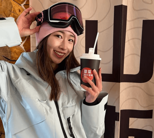 「めちゃくちゃ可愛い」美女プロスノーボーダー、海外のスノボカフェで”わんことまったり・ショット”を披露し話題に「世界中飛び廻ってて憧れます」