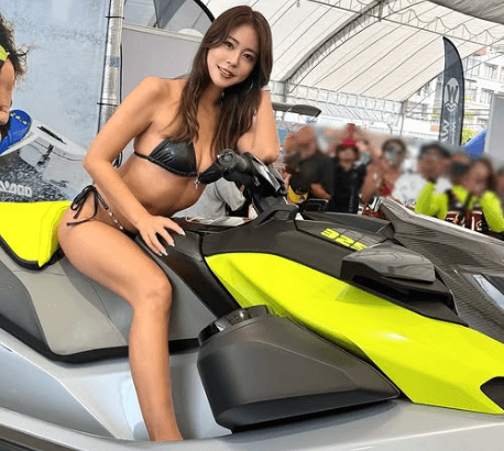 フォロワー20万人超のレースクイーン・木村理恵、黒ビキニでジェットスキーの乗車ショットを披露し大絶賛の嵐！