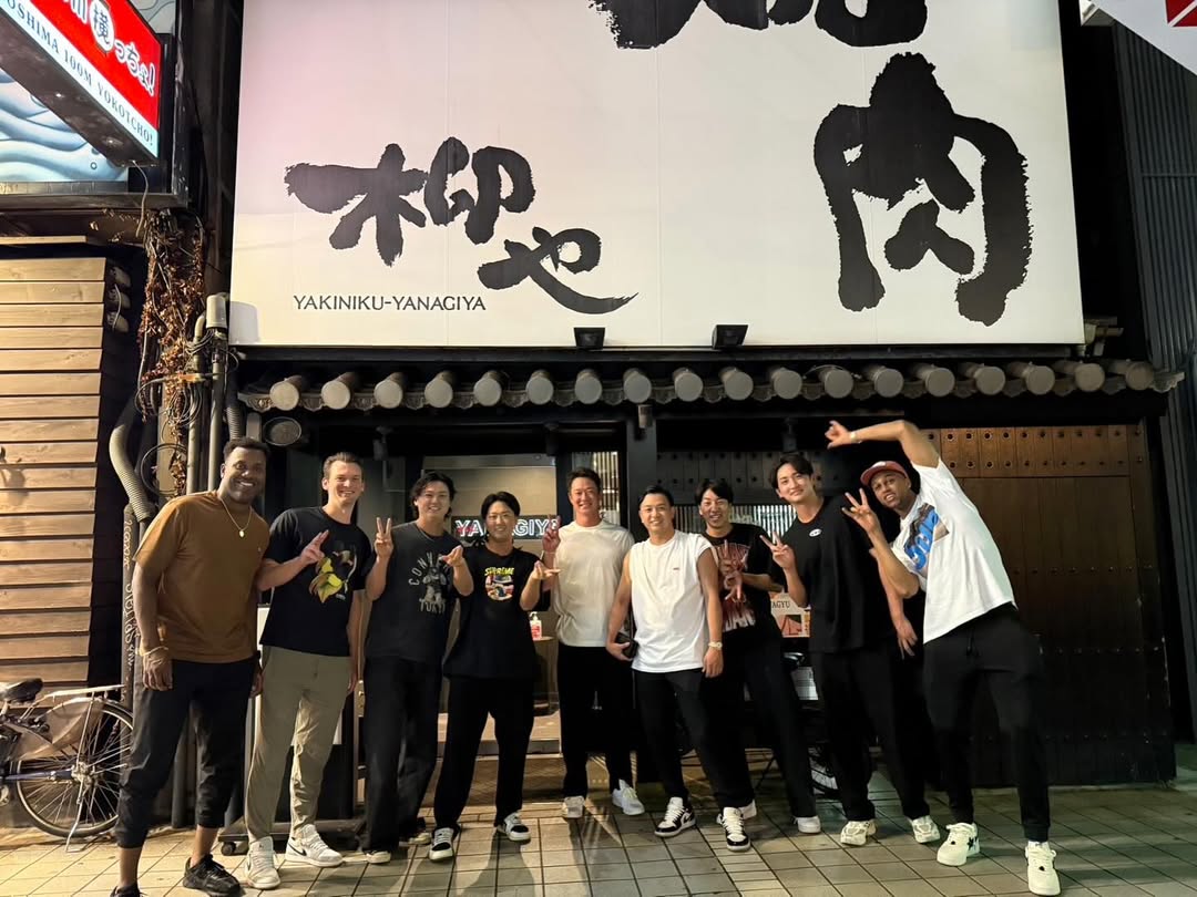 焼肉屋前でピースサイン…“Gの若獅子たち”が見せたオフの絆