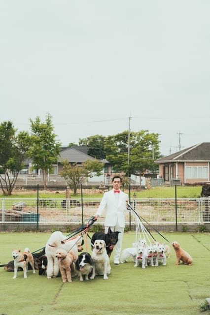 ムーディ勝山が大量のリードを持って「もう無理そう」　ファンからは「最早群れやん…」とツッコミが