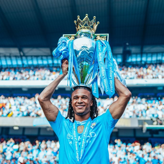 マンチェスターシティがナタン・アケの誕生日を祝う