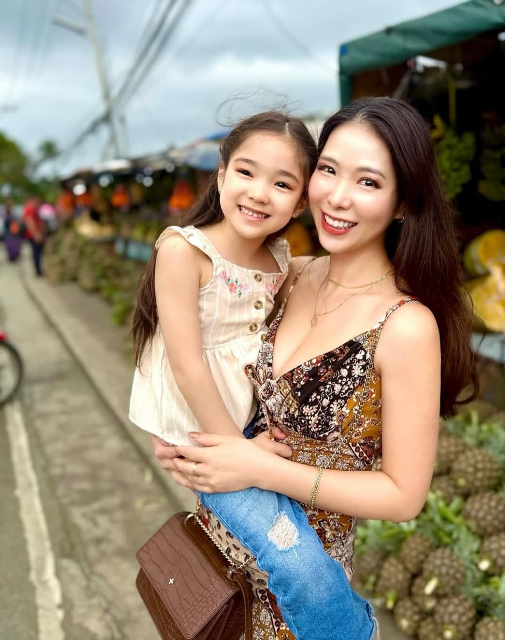 「笑顔が素敵な美人親子」紅蘭＆娘、顔寄せ仲良し2ショットにファン歓喜！