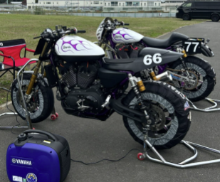 長瀬智也、筑波サーキットでバイク仲間と共に「MAX GROUP」！迫力のバイクシーンをシェア