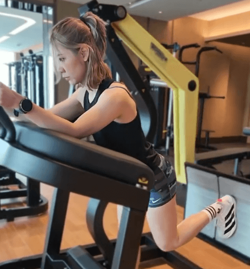 『ショベルカーのトレーニングマシーン！？』海外の人気フィットネストレーナー、”現場系・トレムービー”にファン注目の眼差し！