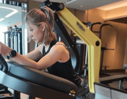 『ショベルカーのトレーニングマシーン！？』海外の人気フィットネストレーナー、”現場系・トレムービー”にファン注目の眼差し！