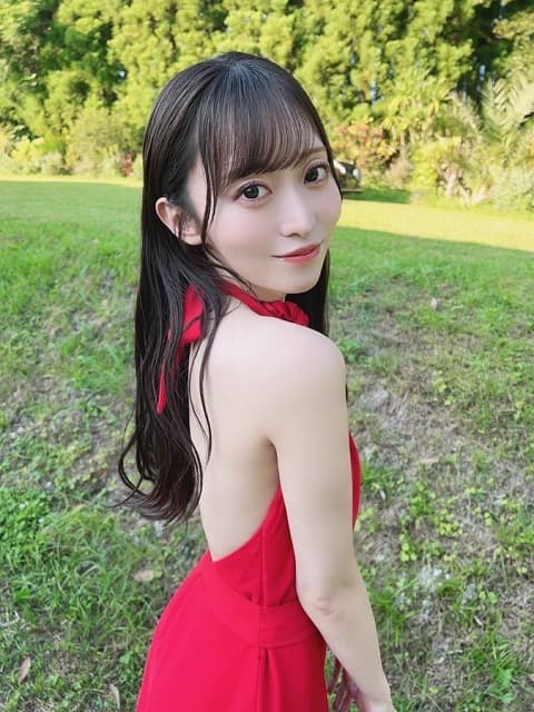 「だいぶ挑戦な…」美人声優が背中ざっくりのドレス姿にコメント
