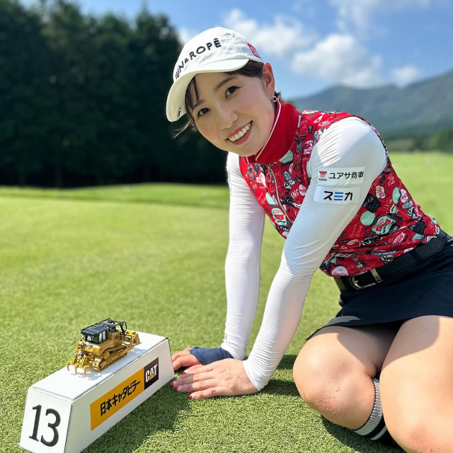 ミニスカウエアから美脚チラリ！女子ゴルフ・蛭田みな美、めちゃカワウエアでにっこりスマイル！