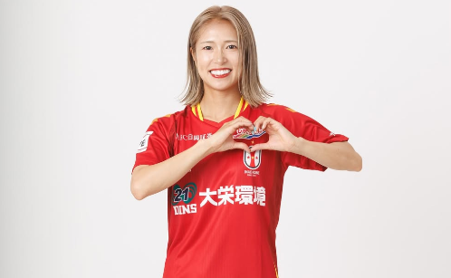 「いや～ほんとに綺麗すぎ」美女サッカー選手、情熱レッドの新ユニ姿で”ときめき・ハートポージング”を披露！ファンメロメロに