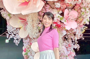 「花に負けない美しさ！」久保井朝美、ダイナミックなアートフラワーと共演ショットに絶賛の嵐！