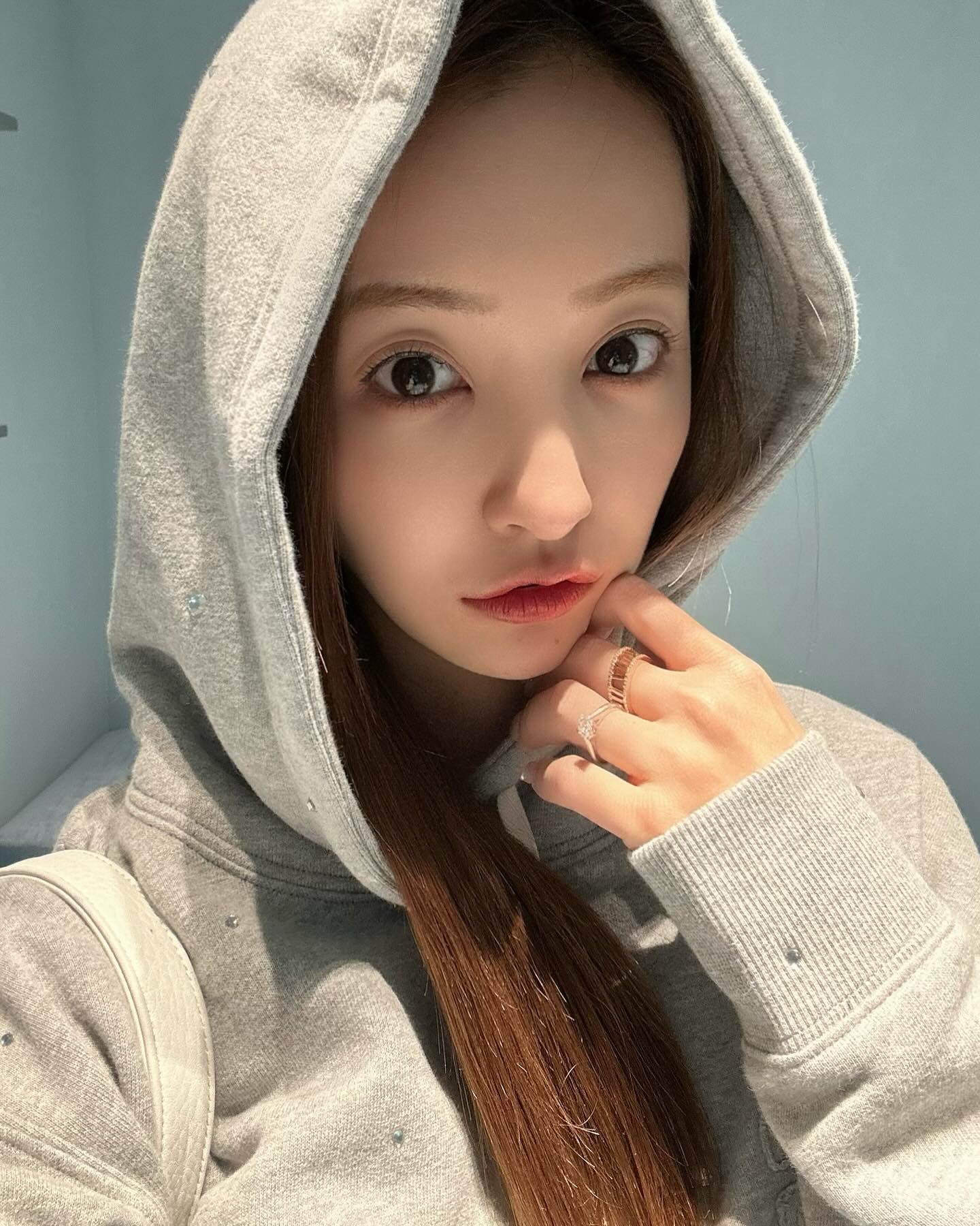 板野友美が公開した2枚のそっくり写真に「こりゃーもう、1枚目やろ😍」の声✨💖