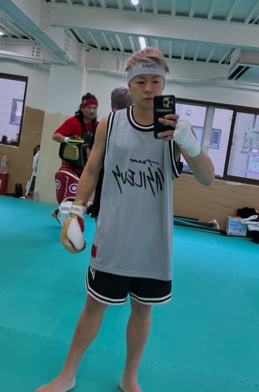 キックボクサー〇〇「いい脚してる！」視線を奪うのNew colorの魅力にファン熱狂