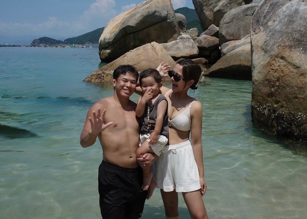 透明な海で見せた“家族の絆”――幸せいっぱいの夏ショット