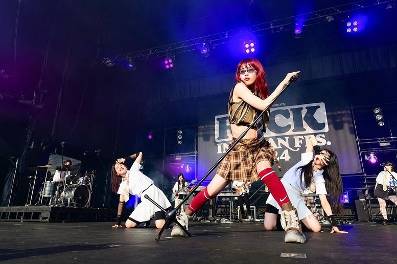 アイナ・ジ・エンドのフェス衣装が可愛すぎる！「サングラス×制服の組み合わせ」