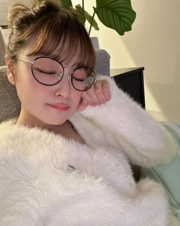 人気タレント〇〇の部屋着姿にファン大興奮！充電タイムをシェアする幸せ投稿