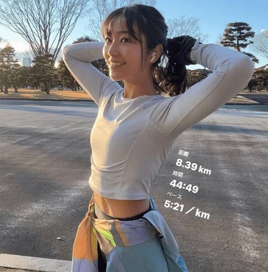 「とてつもない美人ですね」話題の女優、太陽光に照らされた”サンシャイン・美ヘソショット”披露にファン、時が止まる！！