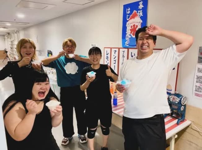 レインボー・ジャンボたかおが芸人仲間とかき氷を堪能するショットにファンほっこり