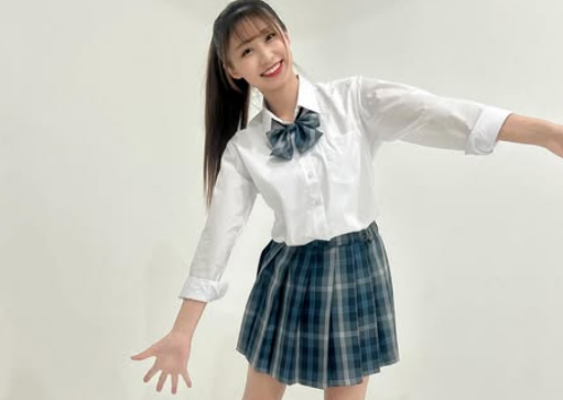 「制服姿めっちゃ似合ってて可愛い！」元チアリーダーのアイドル、”お久な・青春制服ショット”にファン青春モード！