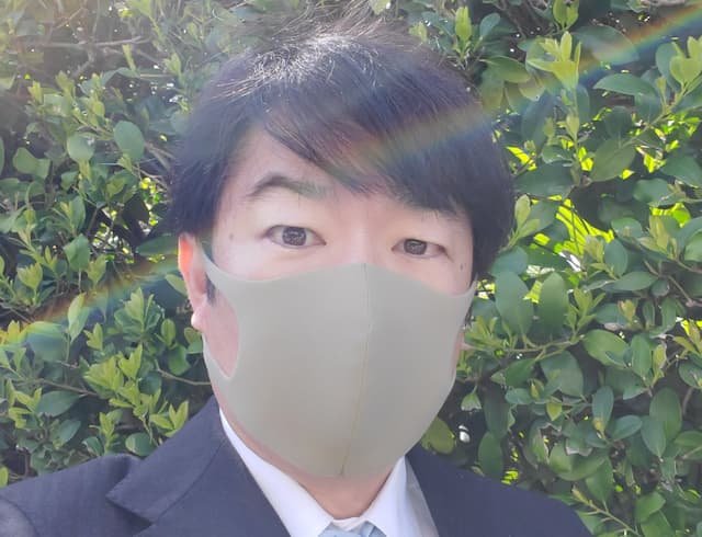 ダンディ坂野、濃紺スーツ姿で娘の門出を祝福。「今日から高校生」