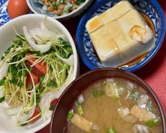 村上ショージ、元気満点の朝食ショット公開！「ガンバルンバ」で雨の日も前向き宣言