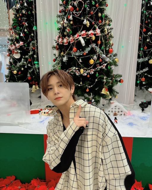 山田涼介 「ビジュ良すぎ😭❤️」クリスマスショットが可愛すぎると話題に🎅💖