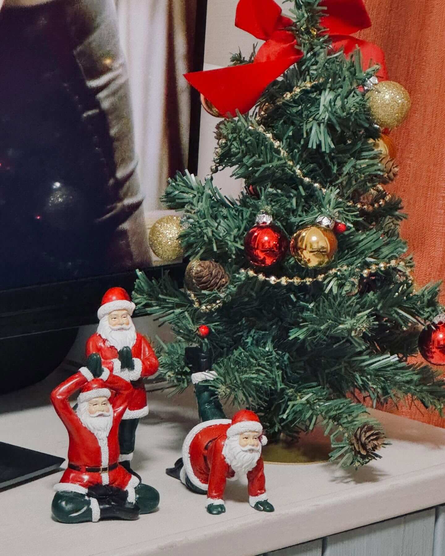 清水美依紗、自宅のツリーと思わずクスッと笑えるヨガサンタを公開！