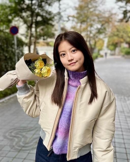 今田美桜『いちばんすきな花』“友情”の花言葉の花と写るオフショット公開💐