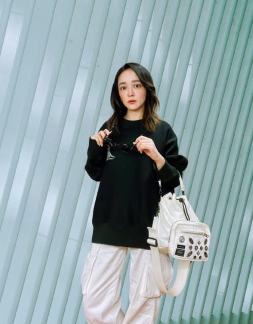 モデルのような私服ショットを潘めぐみが公開！ラフスタイルにファンから絶賛の嵐