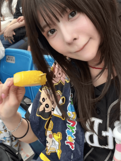 「可愛い文字出てきた」松田実桜、初神宮球場で野球観戦！つば九郎アイスから嬉しいサプライズ！？