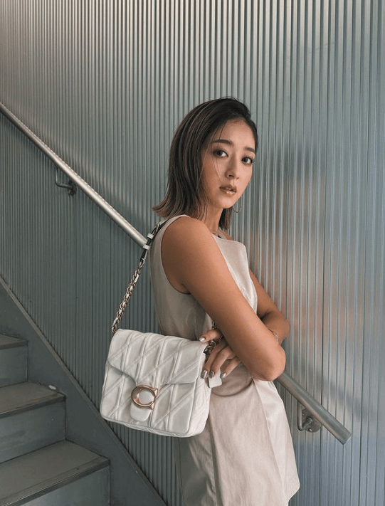 みちょぱが披露するCOACHの”ゴールド＆ホワイト”の輝き、美麗ショットにも「なにもかもが完璧」と称賛の声続出