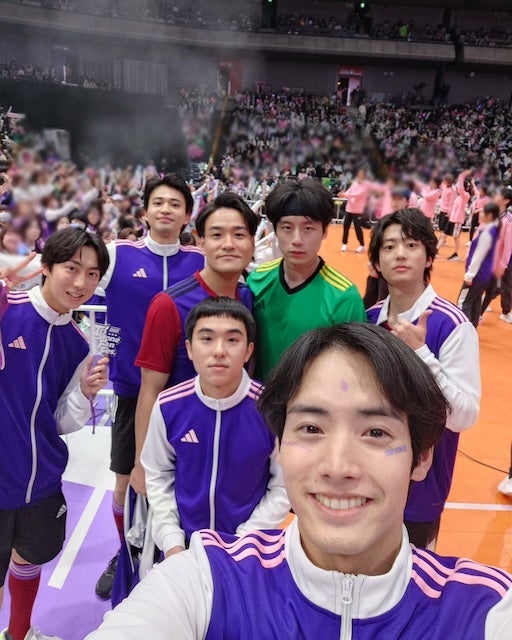 「運動会お疲れ様でした」赤楚瑛二が豪華俳優陣との集合ショット披露で話題に