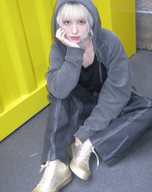 フードを被ったTWICE・モモ「じっと見つめる」姿が可愛いと話題！