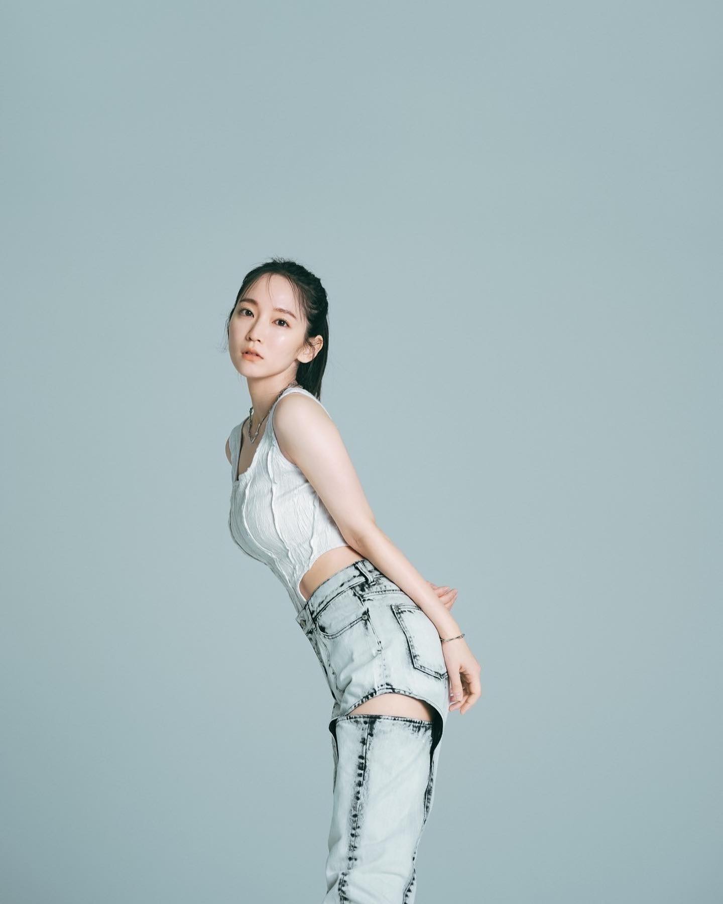 「ちらっと見える腹筋が美しすぎます、、」吉岡里帆の最新ショットが話題に✨