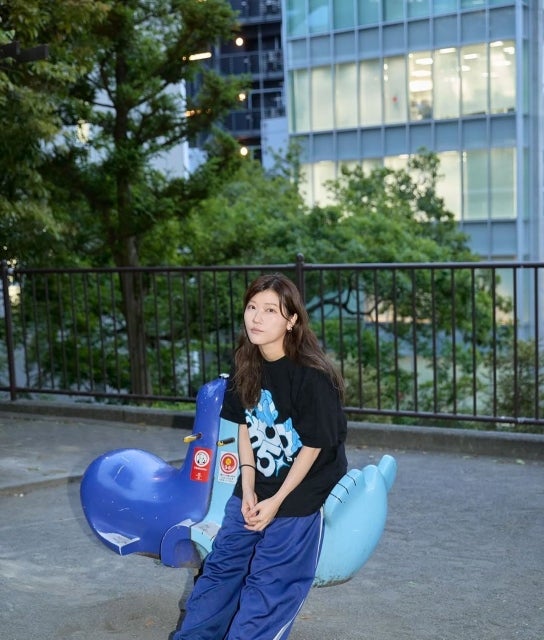 ヒコロヒー、遊具に腰かけて語る都会の余白。連載「直感的社会論」からにじむ孤独と知性