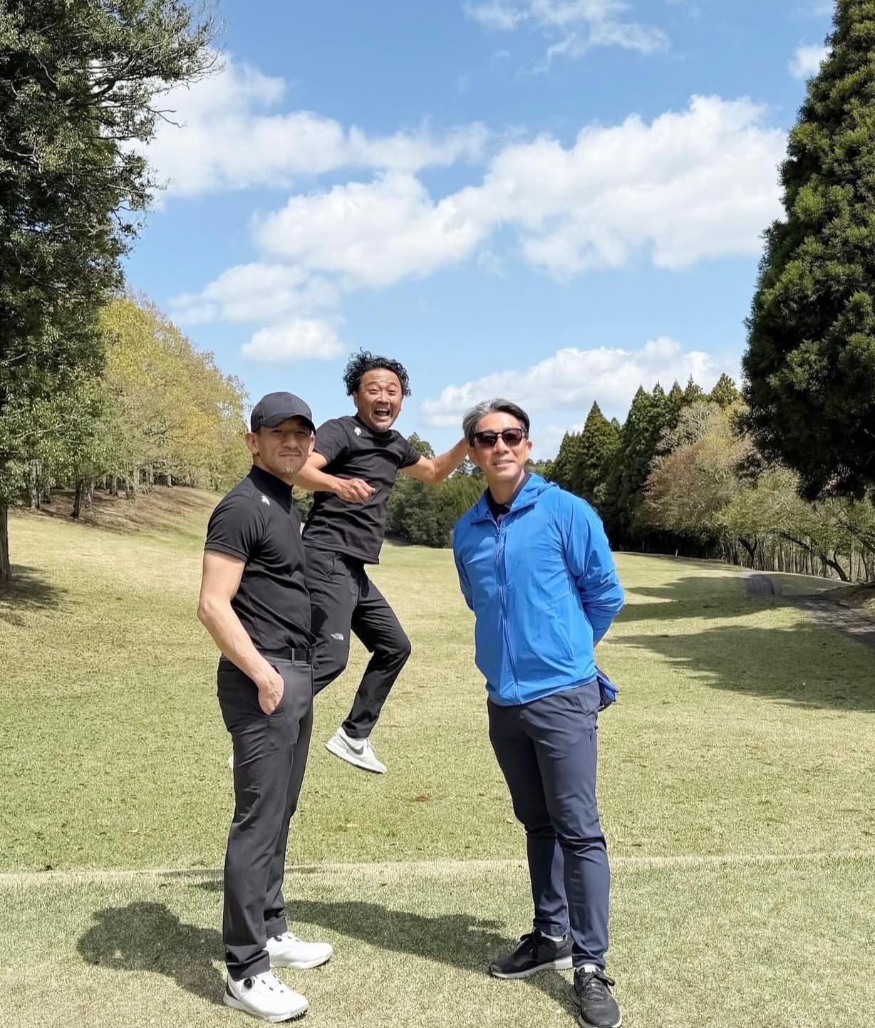 「真中は誰でしょう！？」前園真聖＆中田英寿らと一緒にゴルフ満喫！