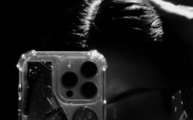 ダークな雰囲気がかっこいい！三吉彩花が日常の様子をファンにシェア