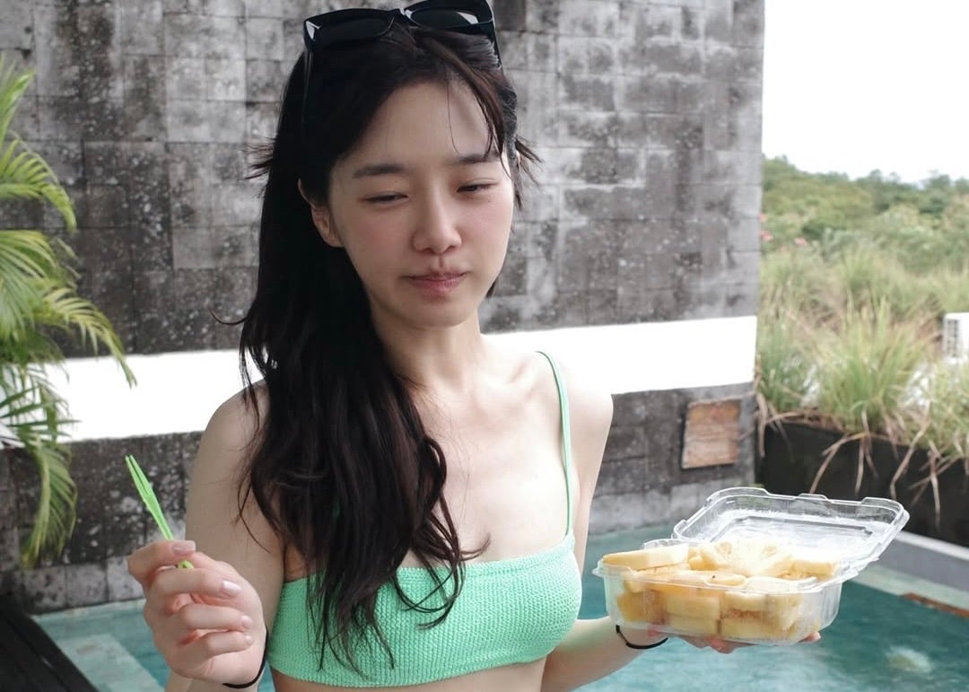 大開脚に苦悶の表情！？イカゲーム美女がレオタード姿で“しなやかボディ”披露