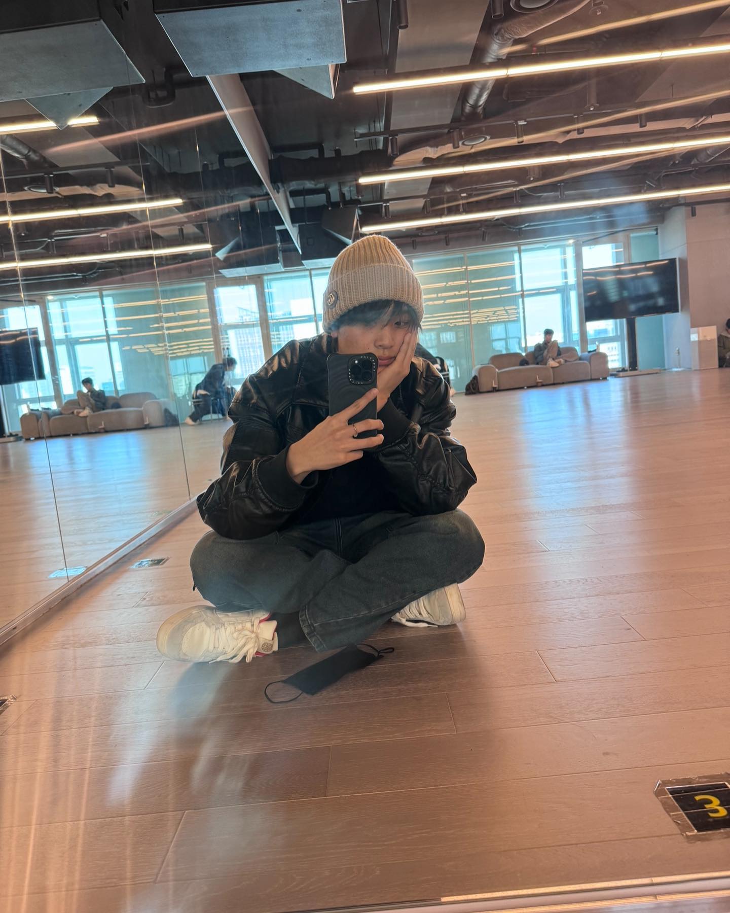 NCT・ヘチャンの最新ショット📸鏡越しでもかっこいい！